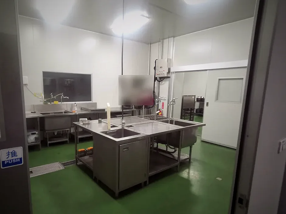 原料前處理室的不鏽鋼工作台與水槽