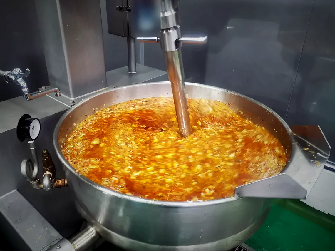 蒸氣攪拌鍋正在烹煮醬料
